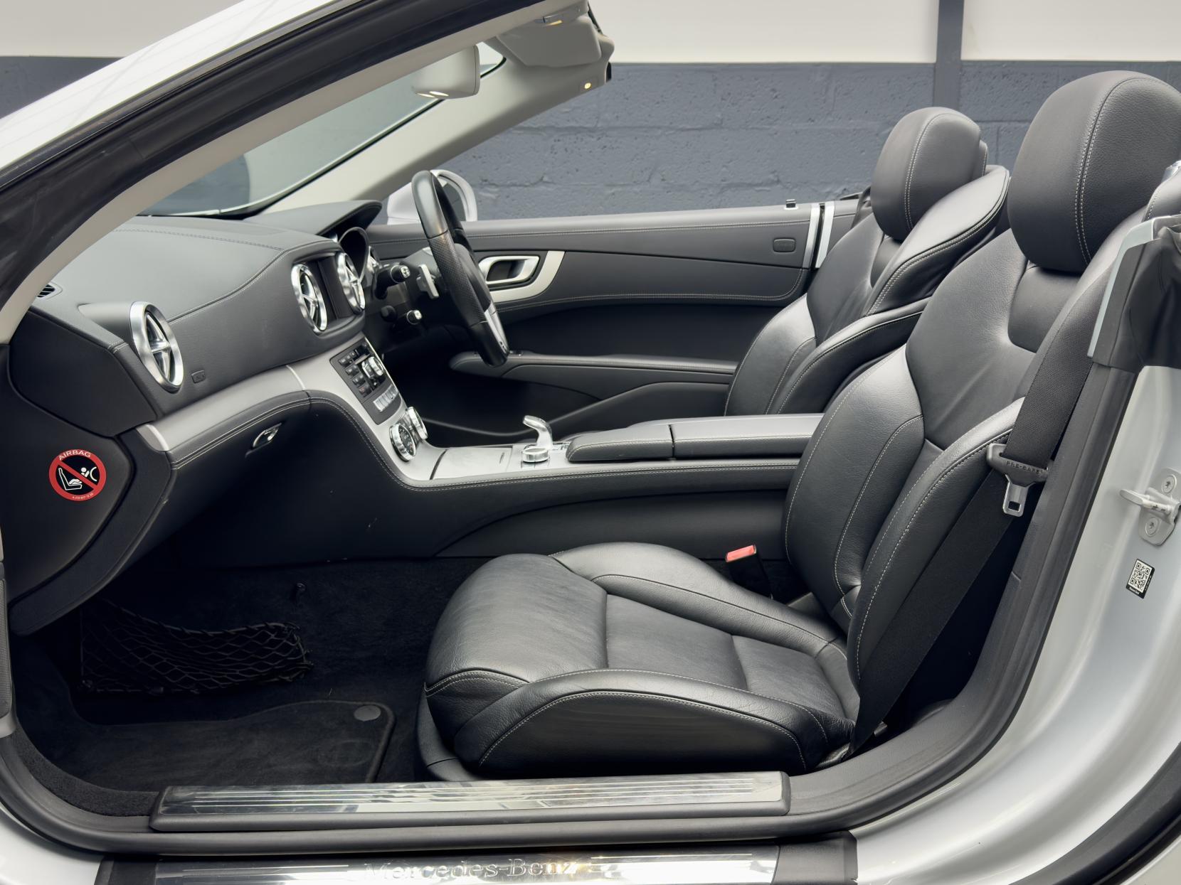 Mercedes-Benz SL 3.5 SL350 V6 BlueEfficiency Convertible 2dr Petrol G-Tronic Euro 5 (s/s) (306 ps) 5 Star Specialist Dealership